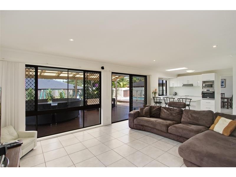 90 K P McGrath Drive, Elanora QLD 4221