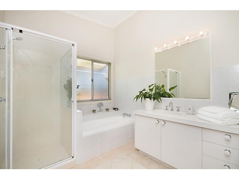 165 K P McGrath Drive, Elanora QLD 4221