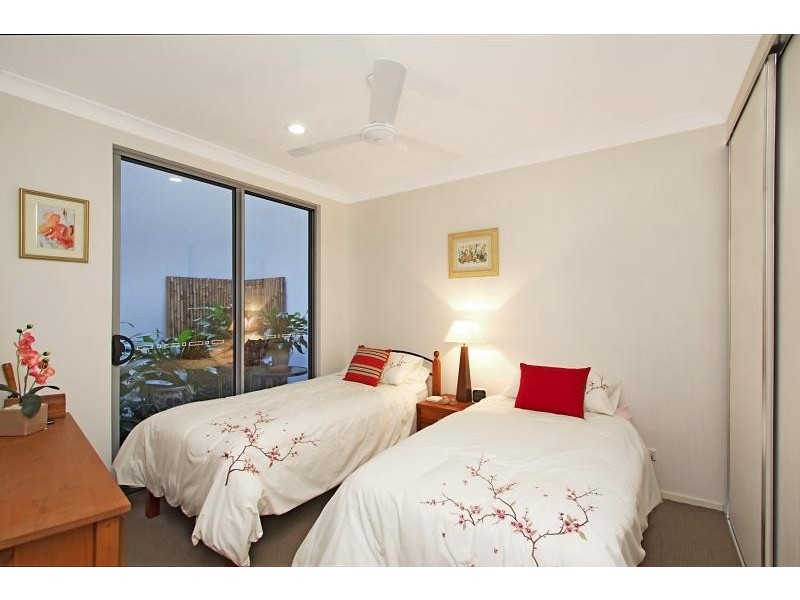 2/10 Tallebudgera Drive, Palm Beach QLD 4221