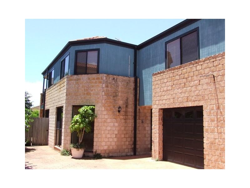 2/57 Albion Avenue, Miami QLD 4220