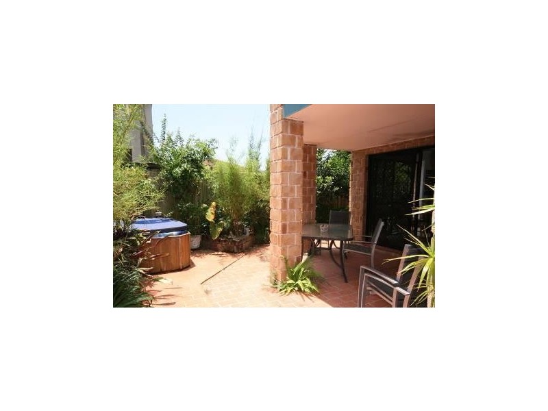 2/57 Albion Avenue, Miami QLD 4220