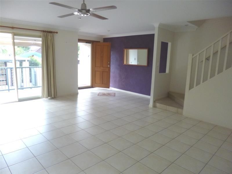 2/10 Albion Avenue, Miami QLD 4220