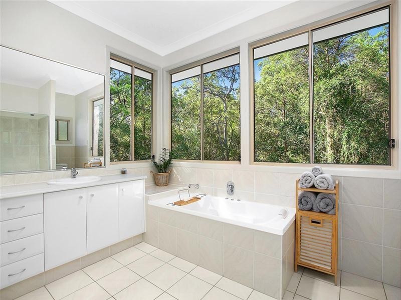 27 Calcita Avenue, Elanora QLD 4221