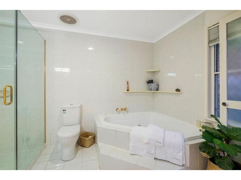 24 Bronzewing Close, Elanora QLD 4221