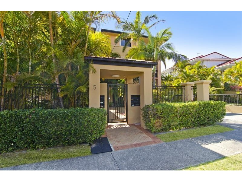 4/5 Tarni Avenue, Palm Beach QLD 4221
