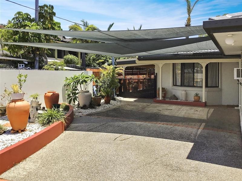 1/35 Twenty Seventh  Avenue, Palm Beach QLD 4221