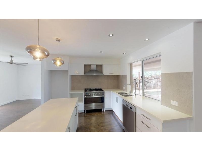 8 Kalamunda Close, Elanora QLD 4221