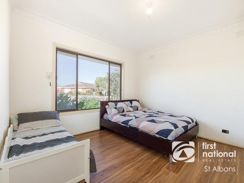 1  Manfred Avenue, St Albans VIC 3021