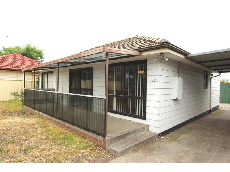 102 East Esplanade, St Albans VIC 3021