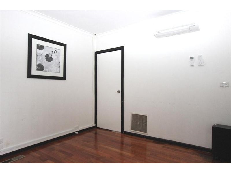 102 East Esplanade, St Albans VIC 3021