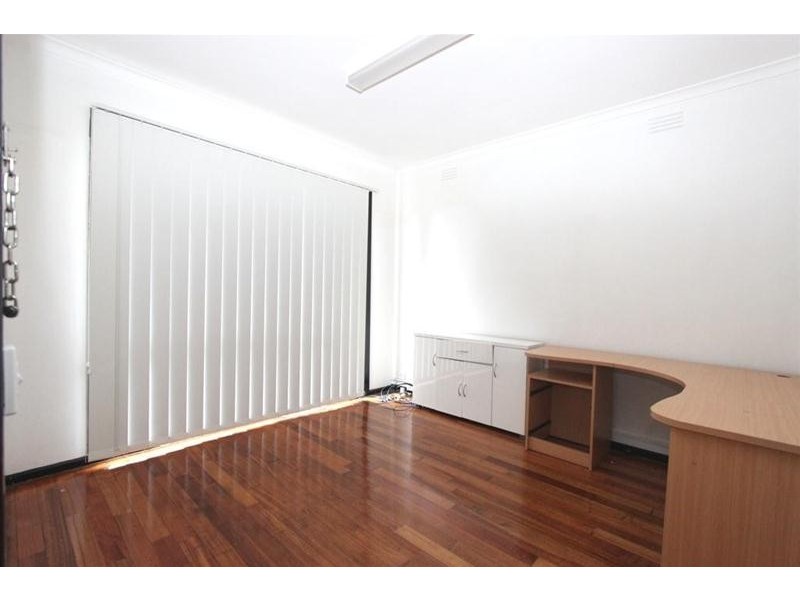 102 East Esplanade, St Albans VIC 3021