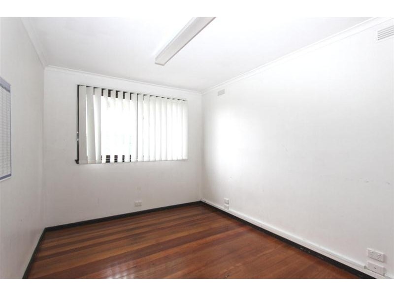 102 East Esplanade, St Albans VIC 3021