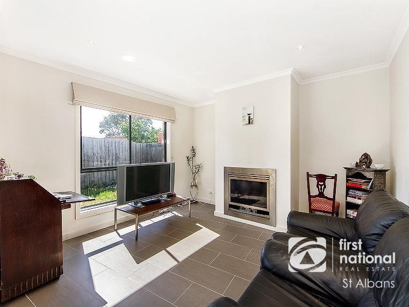4/4  McRae Avenue, St Albans VIC 3021