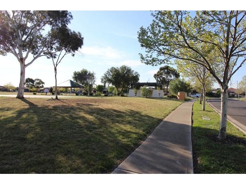 18 Niewand Avenue, Burnside VIC 3023