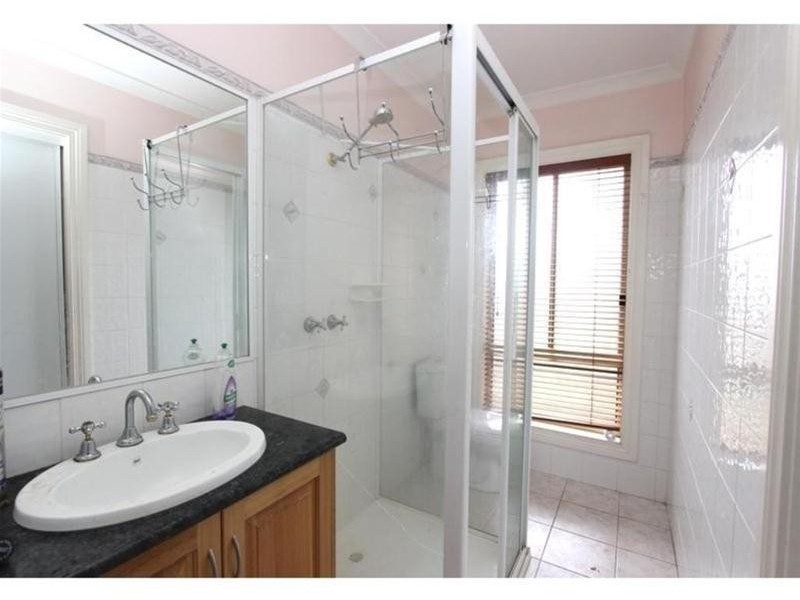 2/9 Silvester Crescent, St Albans VIC 3021