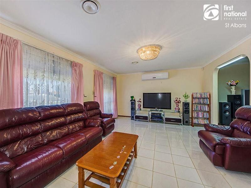 70 Kinterbury Drive, Kings Park VIC 3021