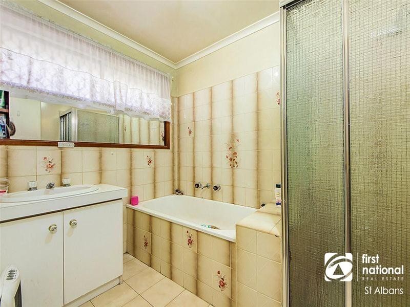 70 Kinterbury Drive, Kings Park VIC 3021