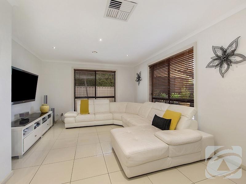 8 Mcnicholl Way, Delahey VIC 3037