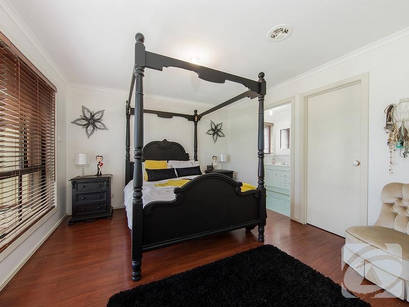 8 Mcnicholl Way, Delahey VIC 3037