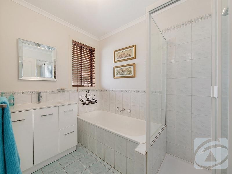 8 Mcnicholl Way, Delahey VIC 3037