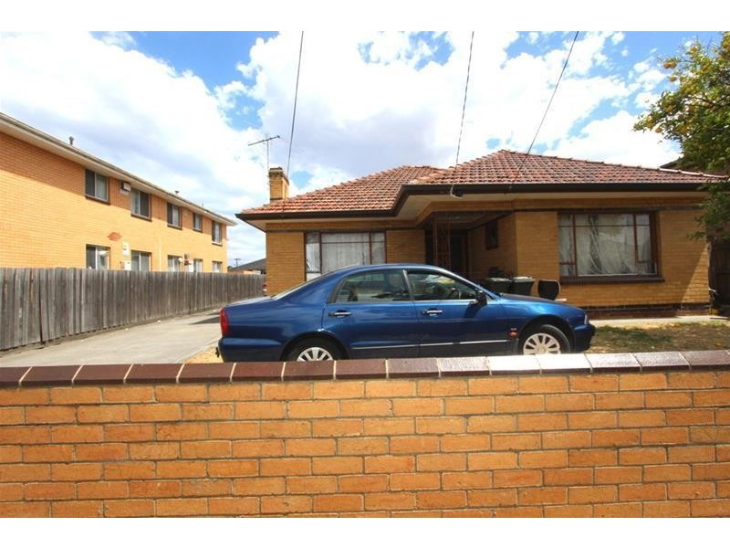 16 Marsden Crescent, St Albans VIC 3021