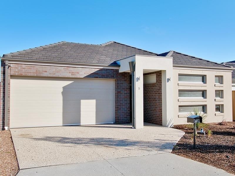 5  Buckley Way, Caroline Springs VIC 3023
