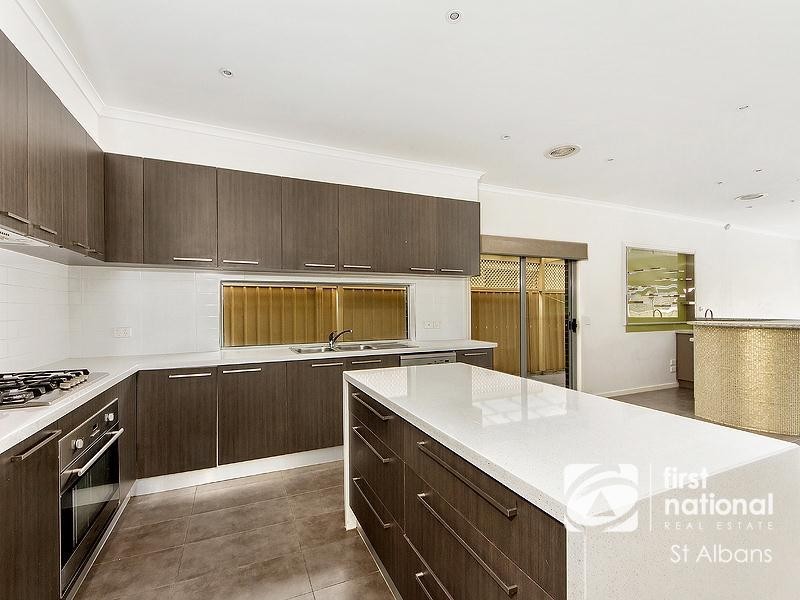 5 Buckley Way, Caroline Springs VIC 3023