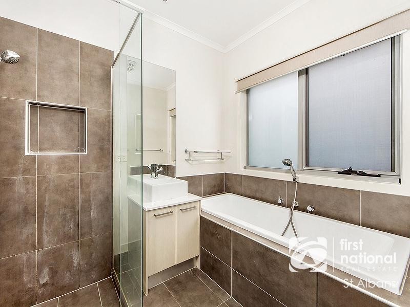 5 Buckley Way, Caroline Springs VIC 3023