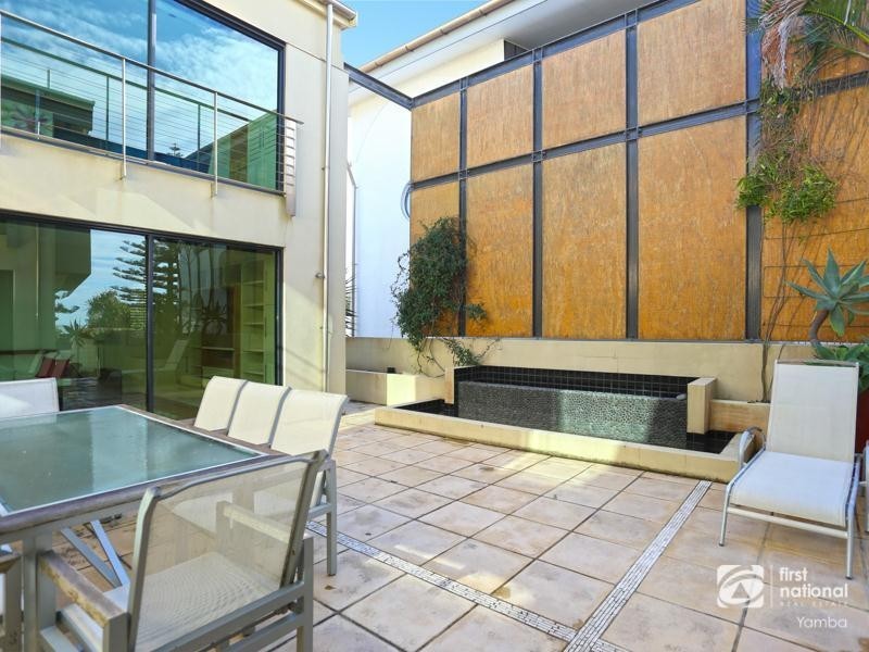 8 Pacific Parade, Yamba NSW 2464