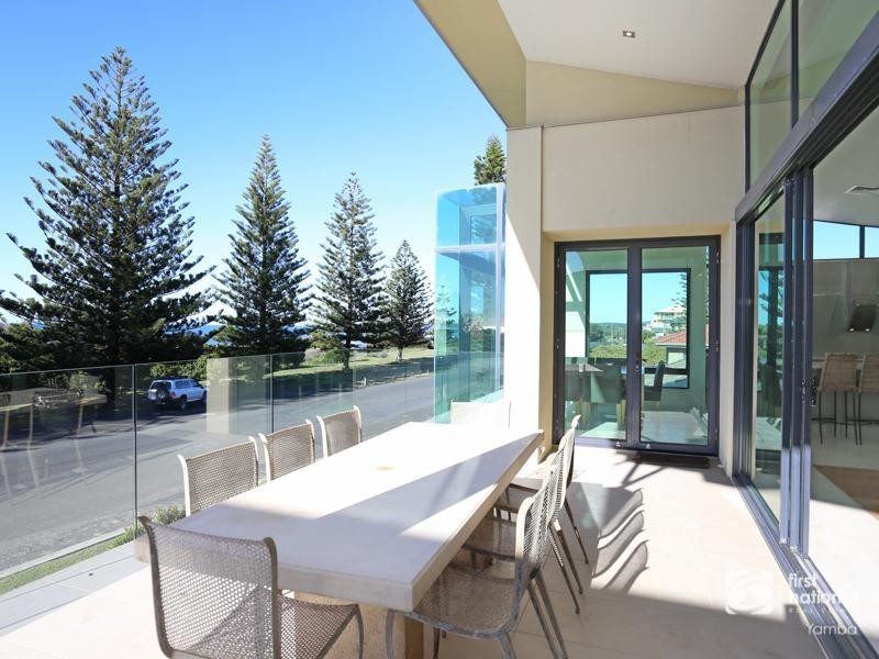 8 Pacific Parade, Yamba NSW 2464