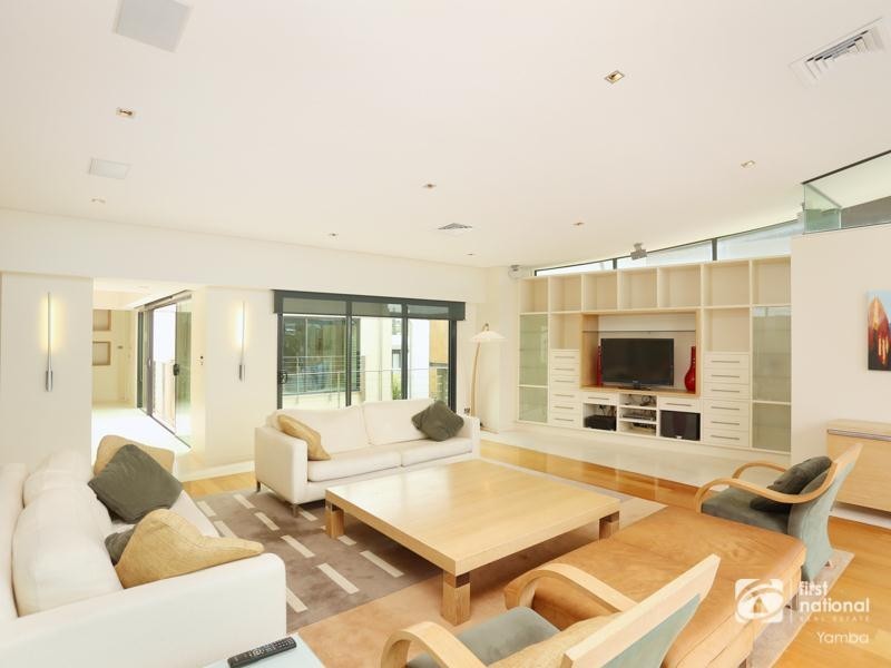 8 Pacific Parade, Yamba NSW 2464