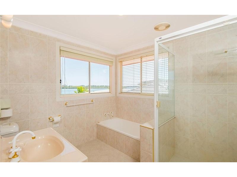 19 Edgewater Close, Yamba NSW 2464