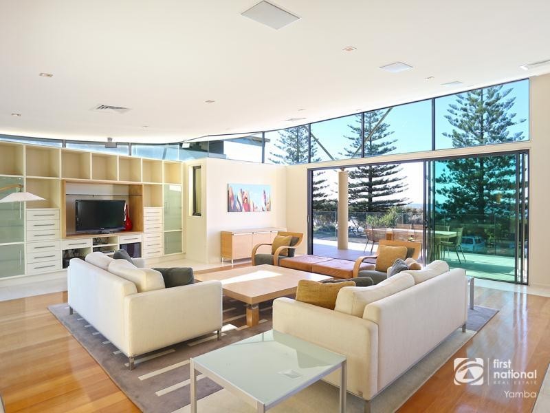 8 Pacific Parade, Yamba NSW 2464