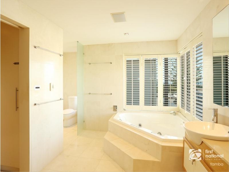 8 Pacific Parade, Yamba NSW 2464