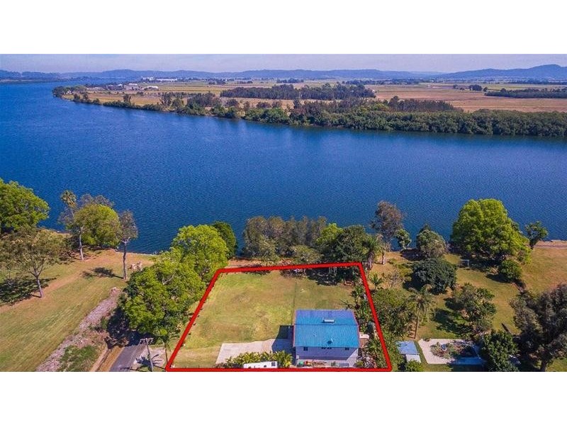 2 Yamba Street, Palmers Island NSW 2463