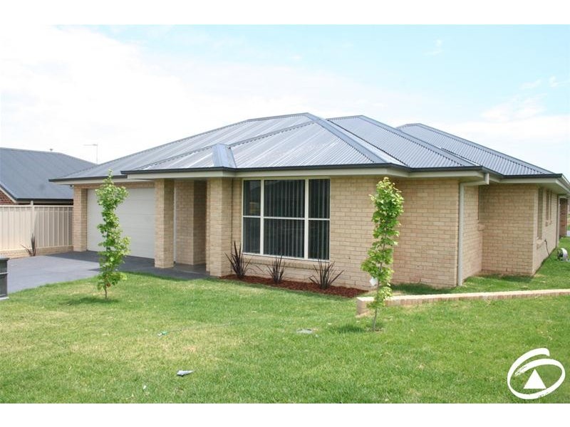 11 Whitney Place, Orange NSW 2800
