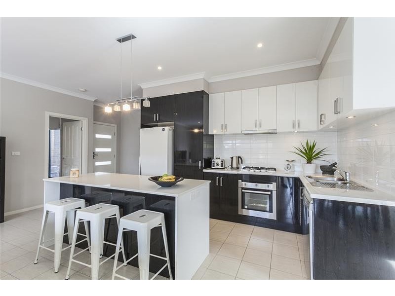 2/10 William Street, Keilor Park VIC 3042