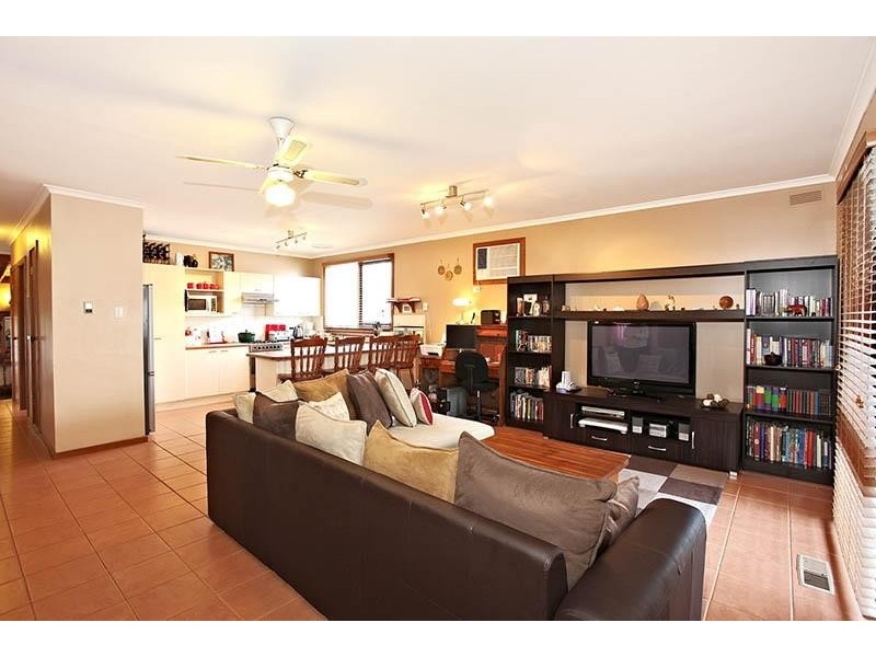 27 Woodvale Road, Boronia VIC 3155