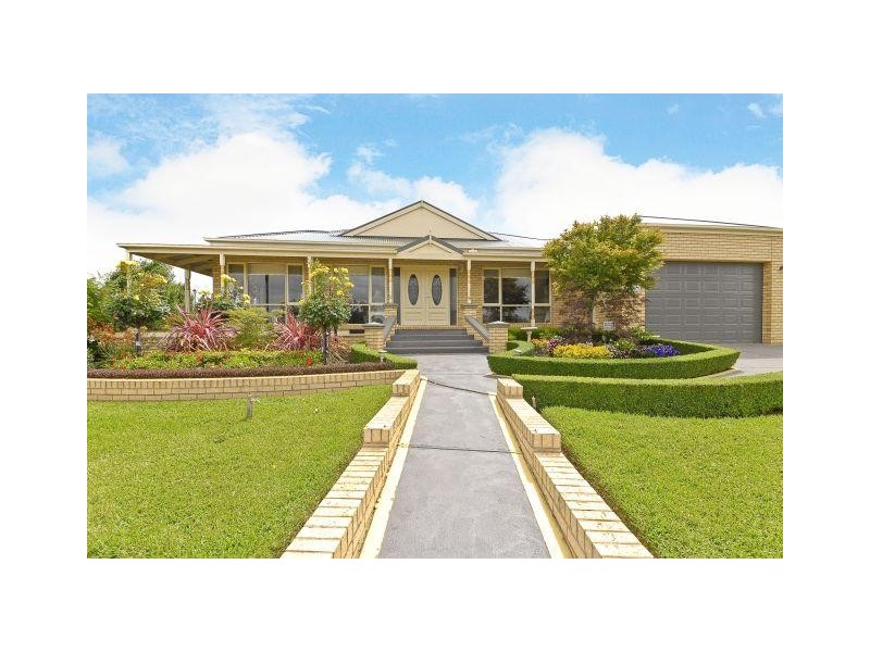 8 Valley View Grove, Melton West VIC 3337