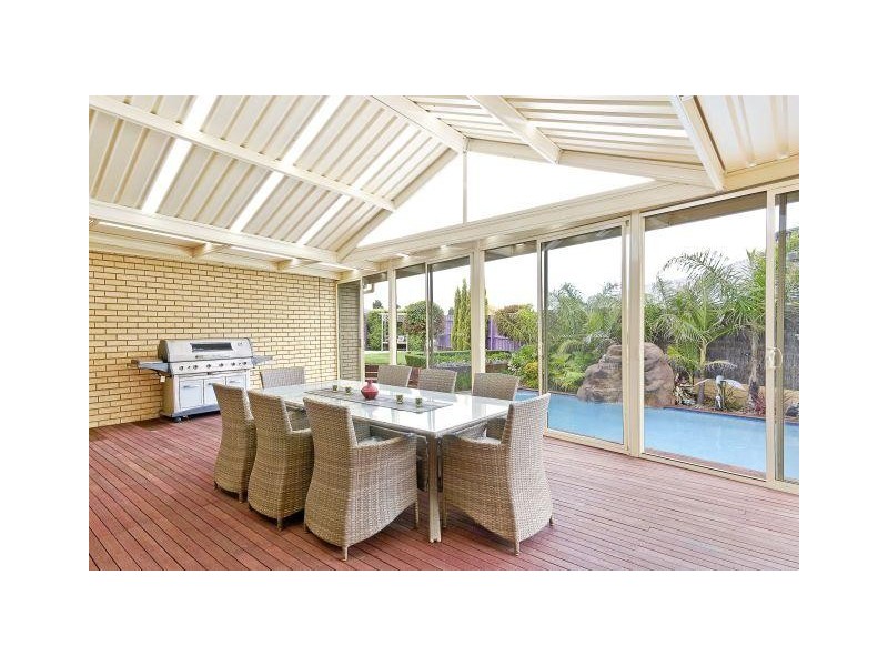 8 Valley View Grove, Melton West VIC 3337