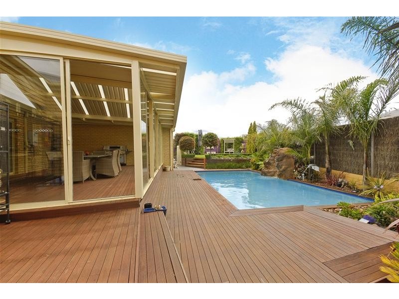 8 Valley View Grove, Melton West VIC 3337