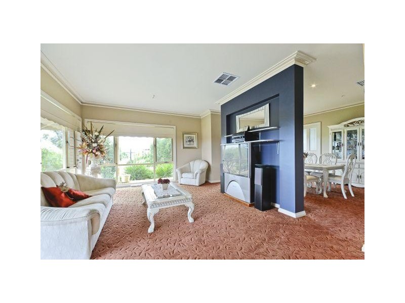 8 Valley View Grove, Melton West VIC 3337