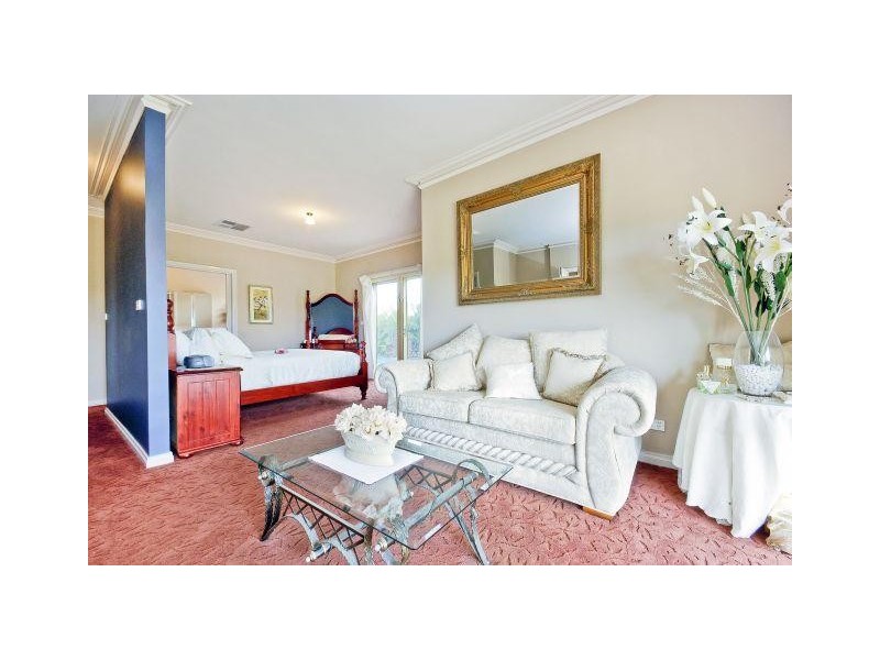 8 Valley View Grove, Melton West VIC 3337