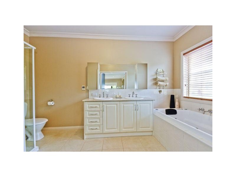 8 Valley View Grove, Melton West VIC 3337