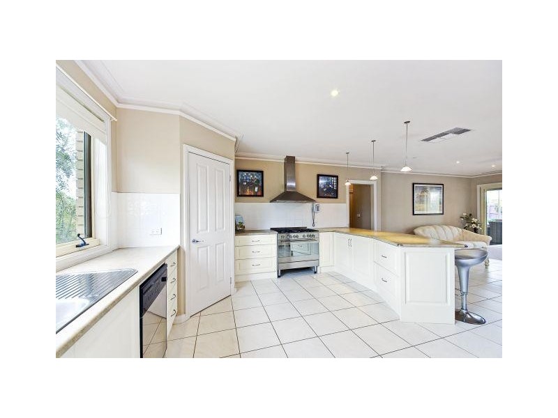 8 Valley View Grove, Melton West VIC 3337