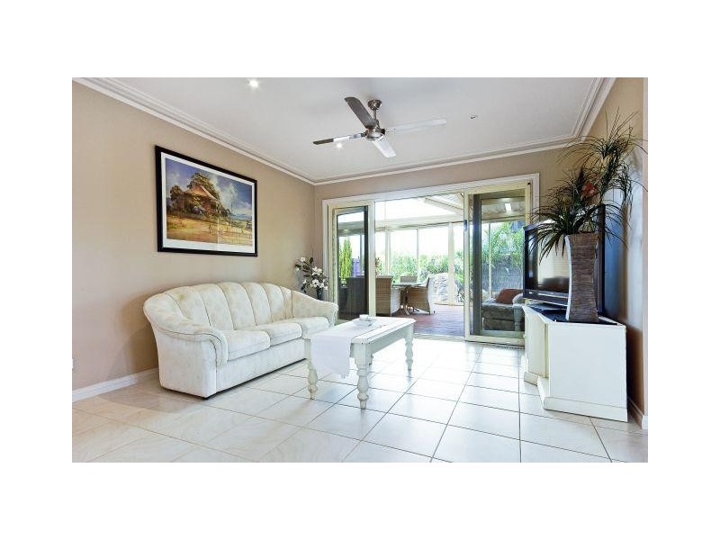 8 Valley View Grove, Melton West VIC 3337