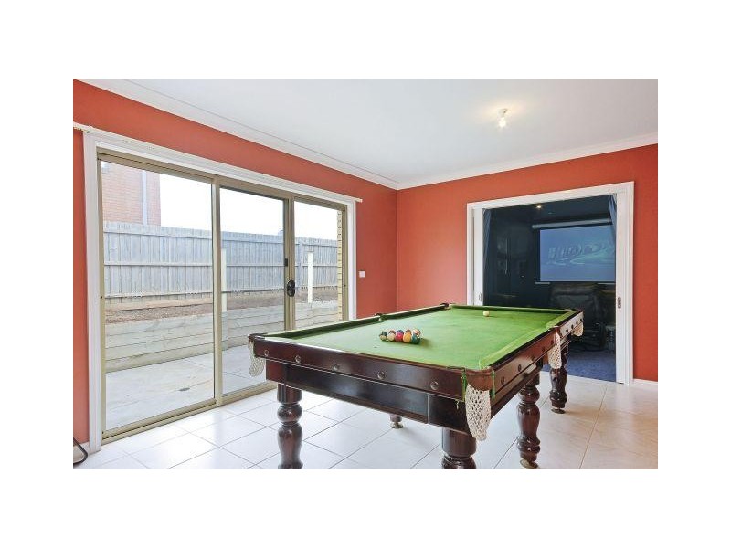 8 Valley View Grove, Melton West VIC 3337