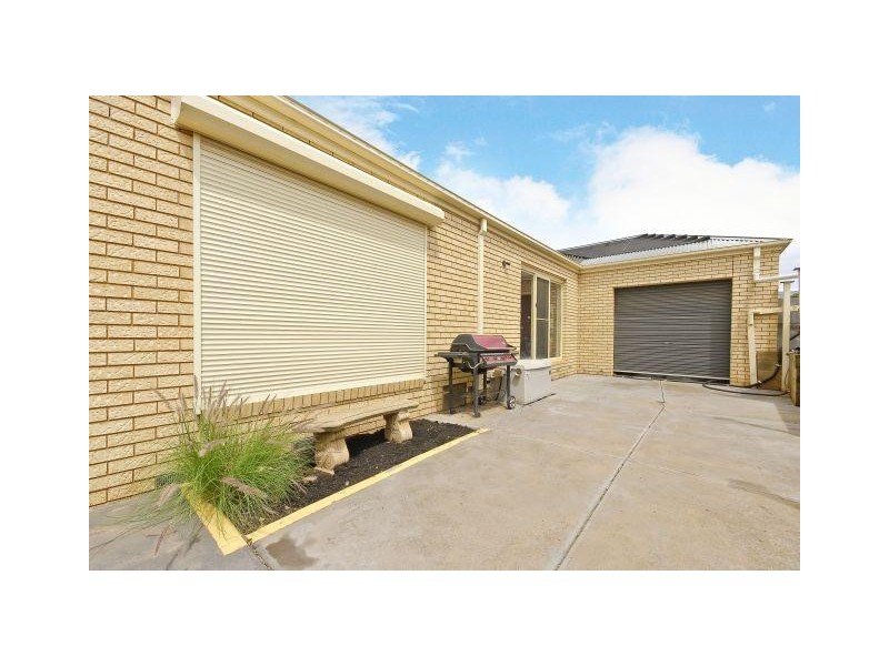 8 Valley View Grove, Melton West VIC 3337