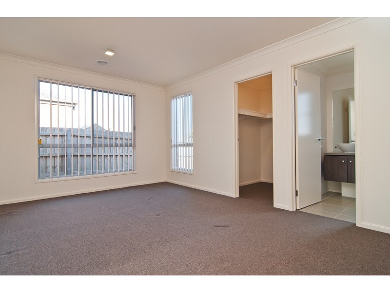 7 Sutton Grove, Melton West VIC 3337