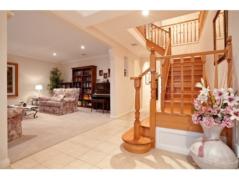 5 Rosstrevor Crescent, Mitcham VIC 3132